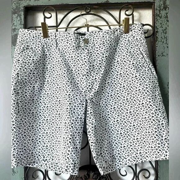 Summer ready W/ Ben Sherman white blue cotton shorts with a hint of spandex. - Picture 1 of 11